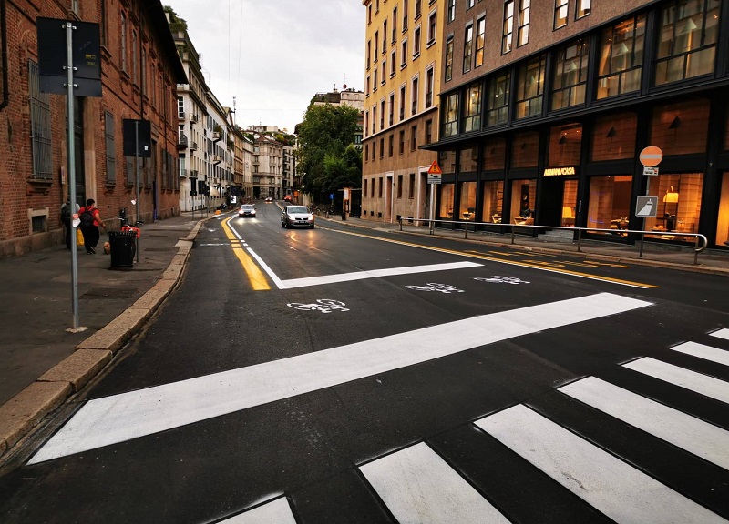 Milano, cambia il codice della strada: nuovi equilibri tra pedoni, bici e auto Milano, cambia il codice della strada: nuovi equilibri tra pedoni, bici e auto
