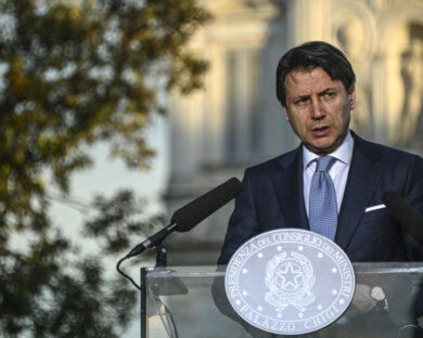 Coronavirus, Conte firma il nuovo Dpcm: discoteche e stadi ancora chiusi