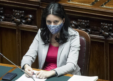 Scuola: meno 60 mila prof, solo 26 mila trovati. Azzolina: “Banchi ad ottobre”