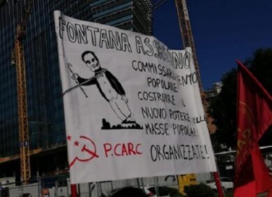 Carc protestano sotto al Pirellone: cartelli e volantini “Fontana assassino”