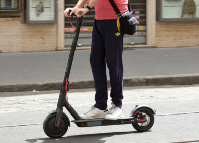 Monopattini follia, perde il controllo e cade: ricoverato in codice rosso