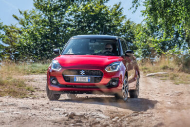 Davide Cassani  lanciano la volata alla nuova Suzuki  Swift HYBRID