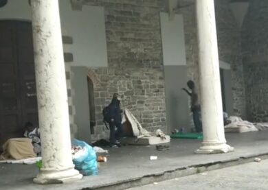 Como, assessore strappa la coperta a un senzatetto