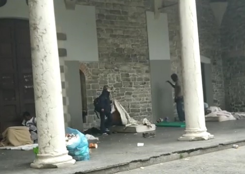 Como, assessore strappa la coperta a un senzatetto Como, assessore strappa la coperta a un senzatetto