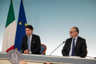 Mes, i soliti giornaloni dei poteri morti che fanno politica da sè