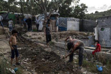 Migranti, un incendio devasta il campo profughi di Moria a Lesbo