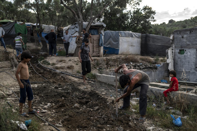 Migranti, un incendio devasta il campo profughi di Moria a Lesbo Migranti, un incendio devasta il campo profughi di Moria a Lesbo