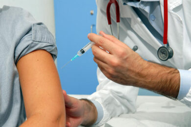 Virus, vaccino: l’Ema non ha dubbi: uno affidabile non arriverà prima del 2021