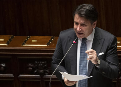 Scuola, Conte: “Via il 14. Mascherine, banchi, quarantena: si riparte così”
