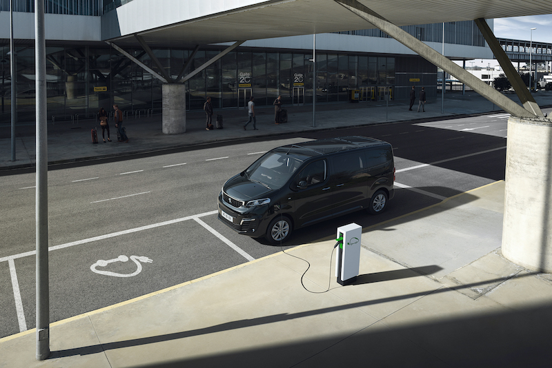 Arriva nelle concessionarie italiane il nuovo Peugeot e-Traveller Arriva nelle concessionarie italiane il nuovo Peugeot e-Traveller