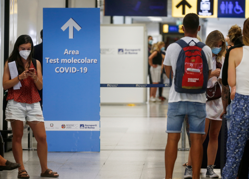 Virus Lazio, Regione terrorizzata dai nuovi casi: tamponi sui voli Roma-Milano Virus Lazio, Regione terrorizzata dai nuovi casi: tamponi sui voli Roma-Milano