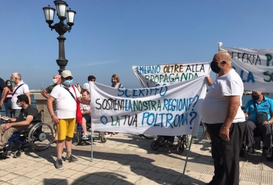 Puglia, disabili contro Emiliano sotto la Regione Puglia, disabili contro Emiliano sotto la Regione