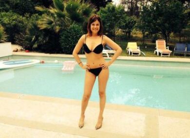 Sara Tommasi in abito da sposa per il videoclip del suo brano di musica dance