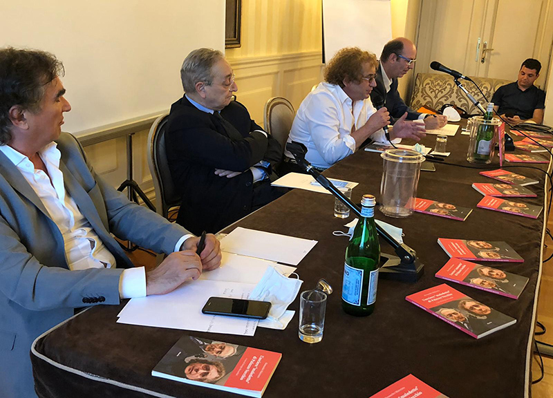 Galleria foto 'Esce il nuovo libro dell’accusatore di Renzi. Sequestrato prima dell’uscita' - foto 1