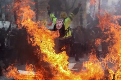 Parigi, sono tornati i gilet gialli: proteste e scontri, già oltre 100 arresti