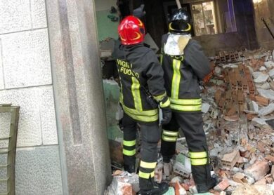 Esplosione in un appartamento, forte boato a Milano. Otto i feriti, uno  grave