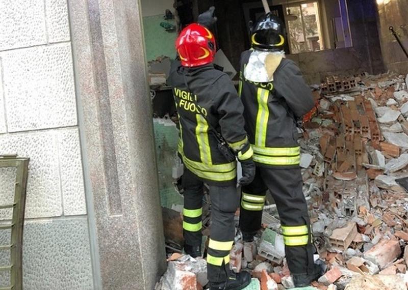 Esplosione in un appartamento, forte boato a Milano. Otto i feriti, uno grave Esplosione in un appartamento, forte boato a Milano. Otto i feriti, uno grave
