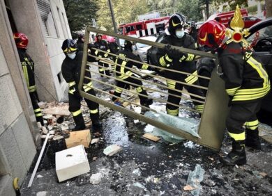 “Uno strano suono e poi il botto. L’onda d’urto ha spostato un auto’