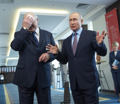 Bielorussia: Lukashenko ‘implora’ Putin, la foto è virale