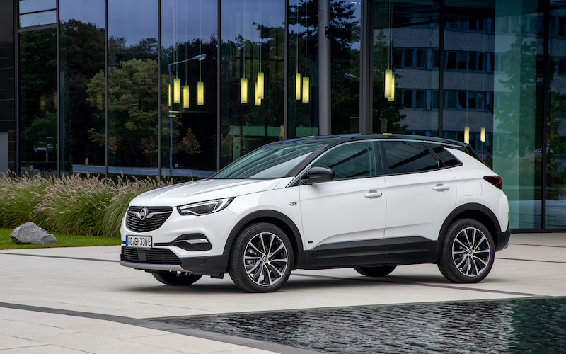 Opel Grandland X Hybrid, disponibile in versione 4×4 e trazione anteriore Opel Grandland X Hybrid, disponibile in versione 4×4 e trazione anteriore