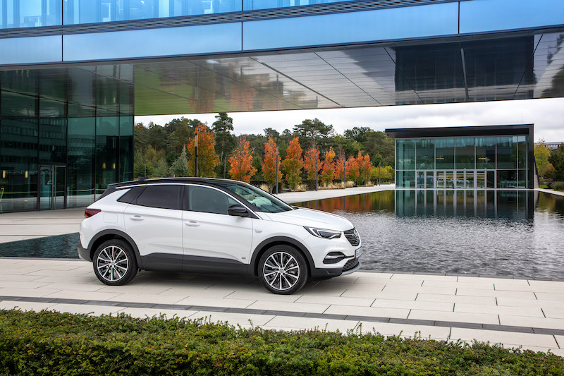Opel Grandland X Hybrid, disponibile in versione 4×4 e trazione anteriore Opel Grandland X Hybrid, disponibile in versione 4×4 e trazione anteriore