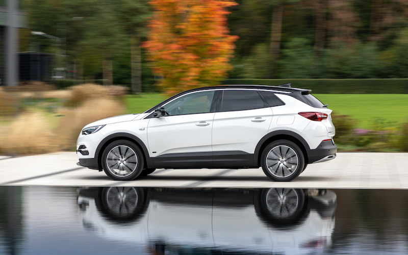 Opel Grandland X Hybrid, disponibile in versione 4×4 e trazione anteriore Opel Grandland X Hybrid, disponibile in versione 4×4 e trazione anteriore