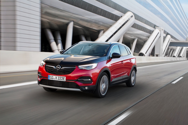 Opel Grandland X Hybrid, disponibile in versione 4×4 e trazione anteriore Opel Grandland X Hybrid, disponibile in versione 4×4 e trazione anteriore