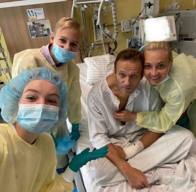 Navalny, prima foto dall’ospedale e vigile: “Ciao, mi mancate”