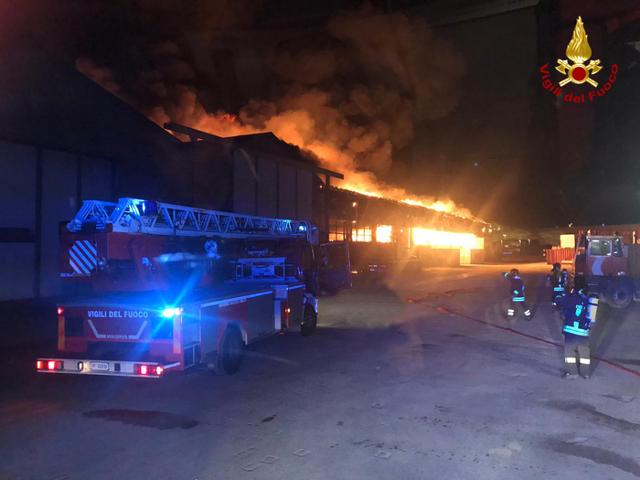 Ancona, incendio devasta il porto. Chiusi parchi e scuole. FOTO VIDEO Ancona, incendio devasta il porto. Chiusi parchi e scuole. FOTO VIDEO
