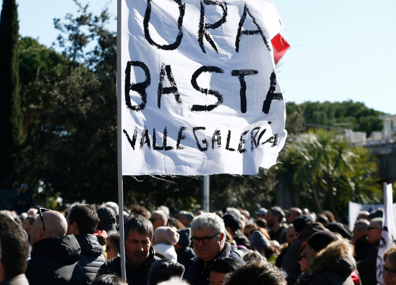 Discarica Roma, “Arrestiamo Raggi e Zingaretti”: protesta contro Malagrotta 2