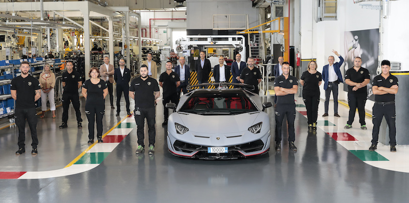 Lamborghini festeggia la Aventador n. 10.000 Lamborghini festeggia la Aventador n. 10.000