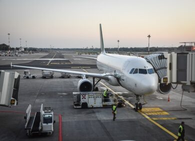 Milano, Alitalia fa perdere 550 posti. Lavoratori: “Si salva condannando noi”