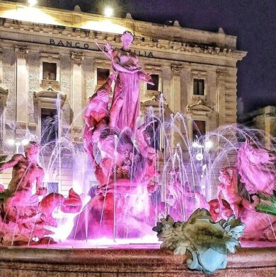 Ortigia, turisti inglesi giocano alla “Dolce Vita”. Ma danneggiano la fontana