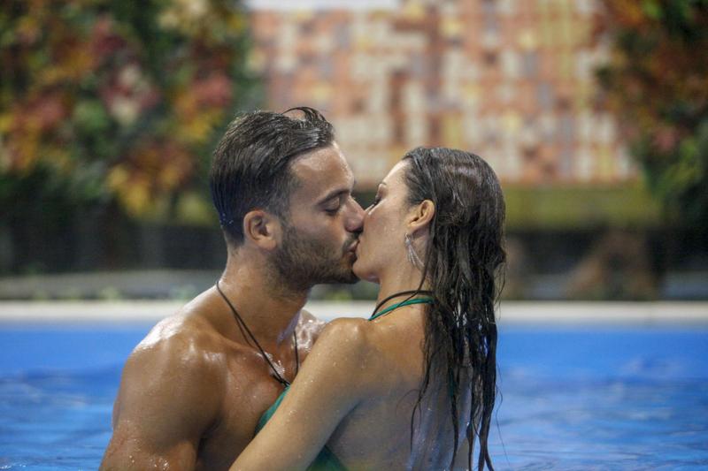 Grande Fratello Vip 5, Elisabetta Gregoraci-Pierpaolo Petrelli il bacio. Foto-Video. Gf Vip 5 News