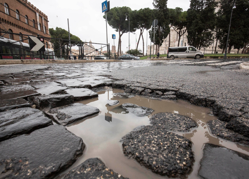 Bici mania e strade killer: il casco salvezza dalle buche romane. Il confronto