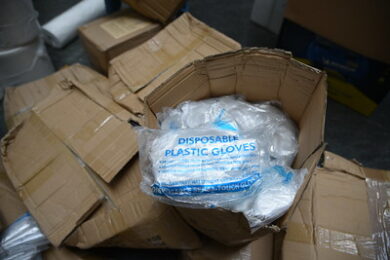 Milano, due discoteche chiuse e 320 mila guanti di plastica sequestrati