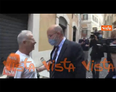 M5s, Crimi entrando a Montecitorio fermato da un contestatore: “Siete diventati come il Pd”