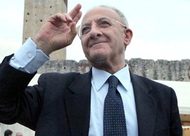 Coronavirus Campania, ordinanza di De Luca: obbligo di mascherina all’aperto