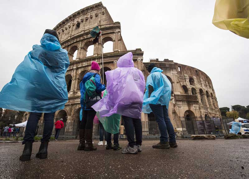 Bomba d’acqua a Roma: strade allagate e metro in tilt. Raggi sotto assedio Bomba d’acqua a Roma: strade allagate e metro in tilt. Raggi sotto assedio