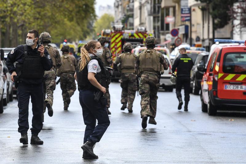 Parigi, attentato in area Charlie Hebdo. Paura terrorismo, fermato pachistano Parigi, attentato in area Charlie Hebdo. Paura terrorismo, fermato pachistano