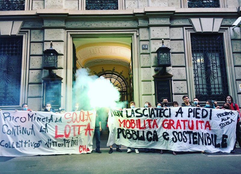 Studenti protestano in Duomo: didattica a distanza mina diritto all’istruzione Studenti protestano in Duomo: didattica a distanza mina diritto all’istruzione