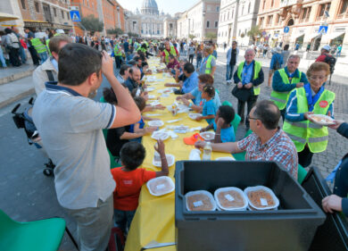 Roma città aperta: a via della Conciliazione c’è la “Tavolata senza muri”
