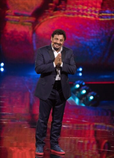 Enrico Brignano, ‘Un’ora sola vi vorrei’ seconda puntata su Rai2. Le anticipazioni