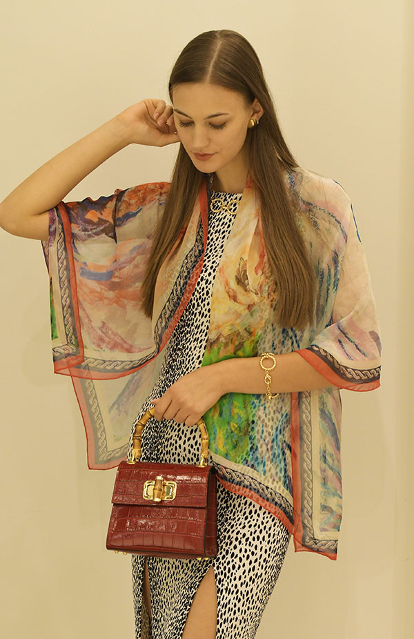 De Wan presenta il foulard Mythos De Wan presenta il foulard Mythos