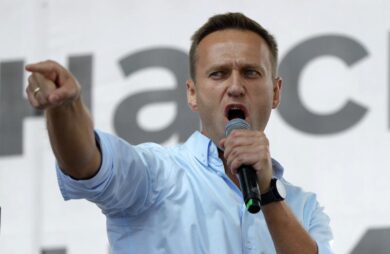 Navalny, visita della Merkel in ospedale. “Grato alla cancelliera”