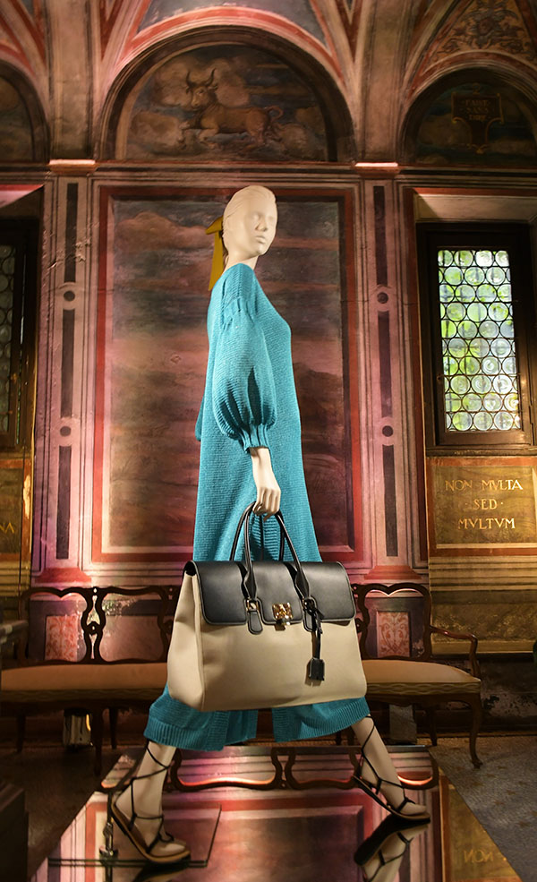 Luisa Spagnoli primavera estate 2021 nel ricordo di terre lontane. Luisa Spagnoli primavera estate 2021 nel ricordo di terre lontane.