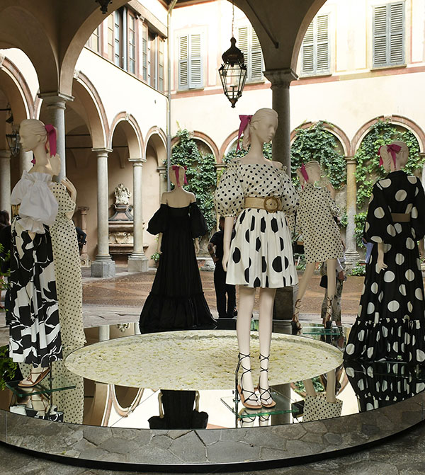 Luisa Spagnoli primavera estate 2021 nel ricordo di terre lontane. Luisa Spagnoli primavera estate 2021 nel ricordo di terre lontane.