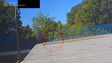 Rifiuti, montagne di spazzatura buttata in strada: preso il re degli “zozzoni