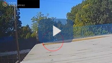 Rifiuti, montagne di spazzatura buttata in strada: preso il re degli “zozzoni”