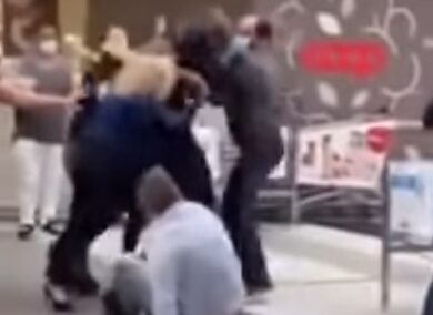 Crema, entrano alla Coop senza mascherina: si scatena la maxi-rissa. VIDEO